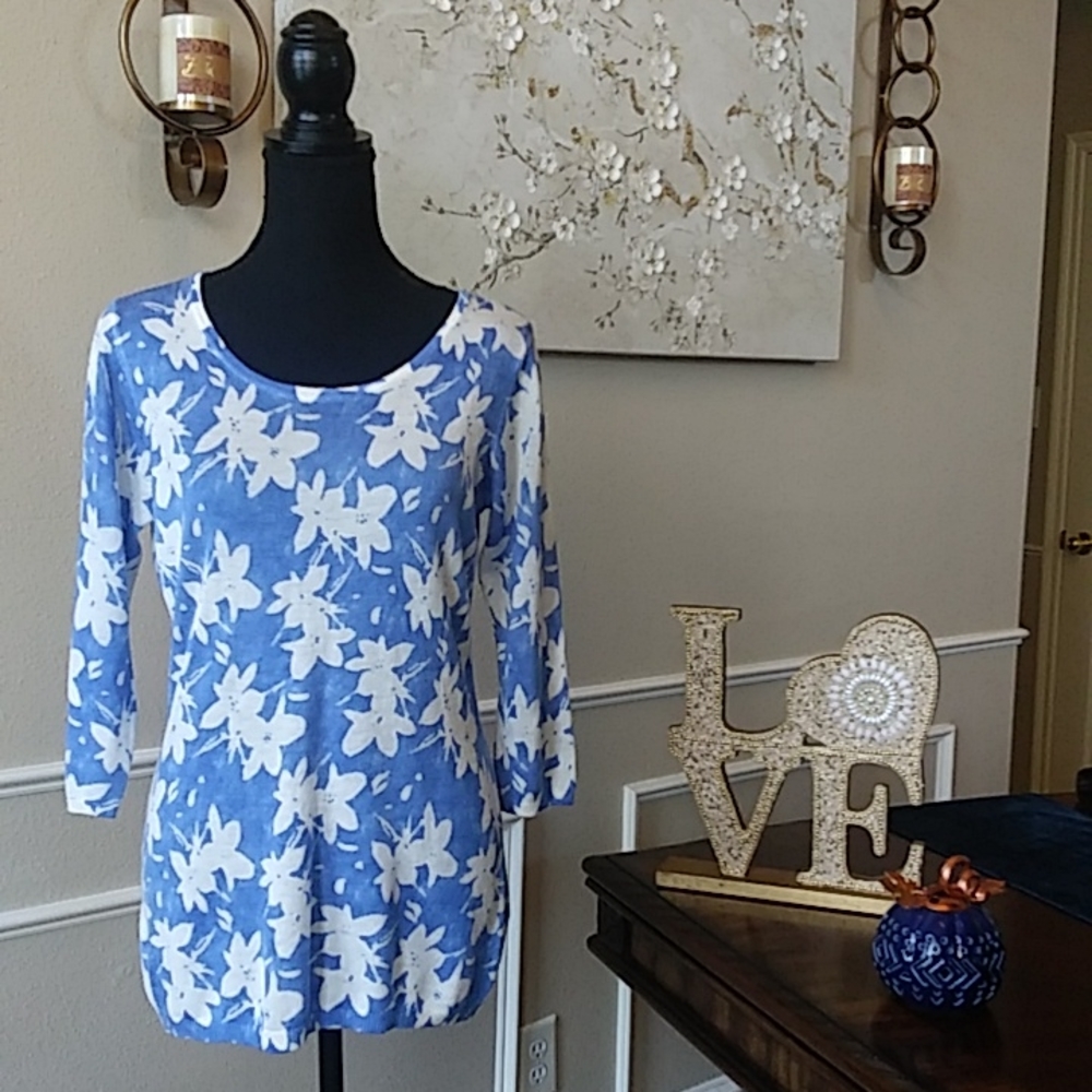 Blue and White Floral 3/4 Sleeves Sweater Top by Emily Daniels. Size PM - Picture 10 of 15
